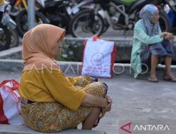 Presiden Jokowi bagi-bagi sembako kepada warga Mataram