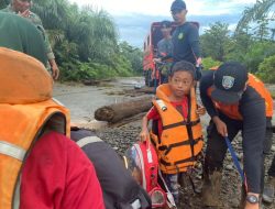 Tim SAR evakuasi tiga korban banjir di Morowali gunakan perahu karet