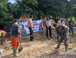 Polisi Musi Rawas gelar baksos bersihkan fasilitas umum pasca-banjir