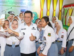 Gubernur Ansar Serahkan Bantuan Kemasyarakatan dan Proyek Infrastruktur Senilai Rp7,45 Miliar di Tarempa, Anambas