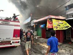 Sebanyak 16 ruko terdampak kebakaran di sekitar Pasar Raya Padang