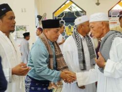 Bupati Nizar Salat Idul Adha di Bukit Cening Daik Lingga