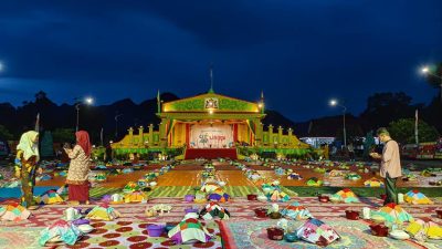 Semarak HUT ke 21 Kabupaten Lingga, Ribuan Warga Duduk Bersila Santap Makan Berhidang