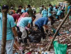 Ratusan Karyawan HARRIS Resort Waterfront Batam dan HARRIS Hotel Batam Center Ngutip Sampah