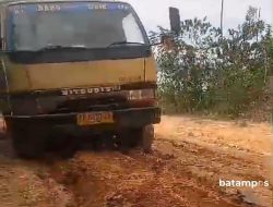 Jalan Berlumpur di Pelabuhan Roro Penarik Kembali Sebabkan Lori Tersangkut, Pengendara Keluhkan Lambatnya Perbaikan