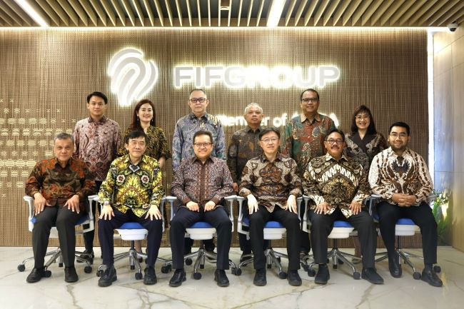 Foto jajaran Direksi, Komisaris, dan pemegang saham PT Federal International Finance seusai Rapat Umum Pemegang Saham Tahunan (RUPST) Tahun 2025 yang diselenggarakan pada Senin, 21 April 2025 di Menara FIF, Jakarta.