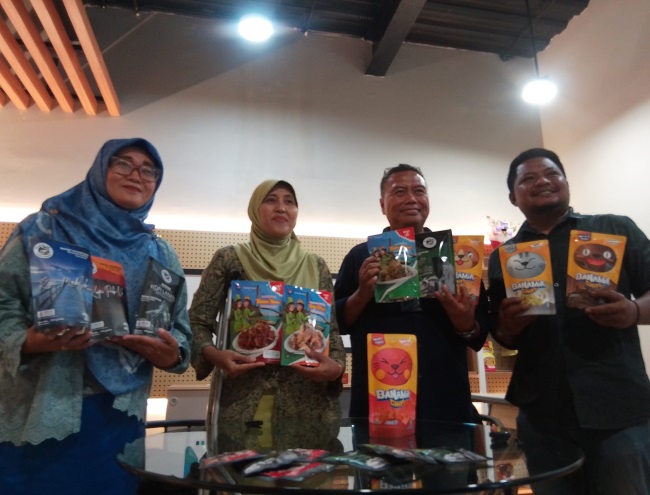 AVP External Communication PT Telkom Indonesia (Persero), Sabri Rasyid (dua dari kiri) memberikan pembinaan tentang teknologi AI di Rumah UMKM Telkom Batam kepada para pelaku UMKM.