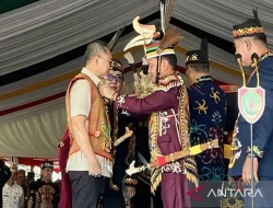 Zulkifli Hasan Terima Gelar Kehormatan Adat Dayak di Palangka Raya