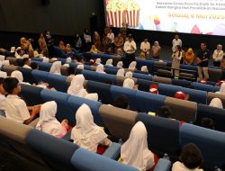 Rayakan Hardiknas 2025, Li Claudia Ajak Siswa Batam Nonton Bareng dan Belajar Nilai Moral