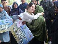 531 Lansia di Tiga Kecamatan Terima Bantuan Sosial, Li Claudia Ajak Jaga Kesehatan dan Lingkungan