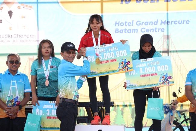 Pemenang Batam 10K Penyerahan Hadiah oleh Kepala BP Batam, Amsakar Achmad