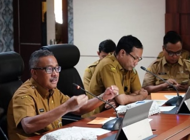 Sekda Kota Batam, Jefridin Hamid memimpin Rapat optimalisasi PAD Batam 2025