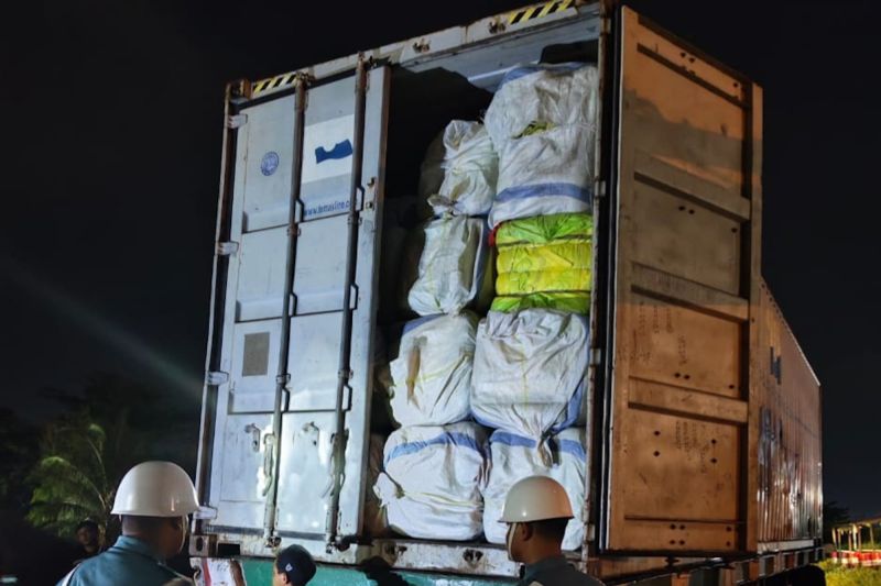Ballpres dari Malaysia diamankan di Pontianak. TNI AL dan Bea Cukai menggagalkan enam kontainer ilegal yang rencananya dikirim ke Jakarta. Proses pemeriksaan masih berlangsung.