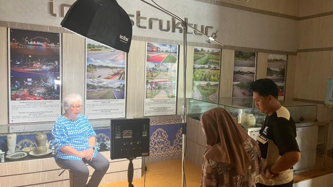 Antropolog asal Singapura, Dr. Vivienne Wee, hadir di Museum Batam Raja Ali Haji untuk mengulas kisah di balik koleksi bersejarah, mulai dari Erhu hingga Telepon Kaleng, dalam program pendokumentasian budaya selama empat hari.