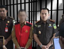 Diduga Selewengkan Dana Desa, Kades Prayu Dipaksa Pakai Rompi Oren