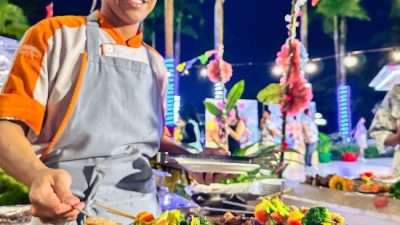 Hawaiian BBQ Party di Harris Resort Waterfront Batam hadir setiap Sabtu malam mulai 2 Agustus 2025. Nikmati buffet BBQ premium, hiburan tropis, dan suasana liburan Hawaii tanpa harus keluar negeri.