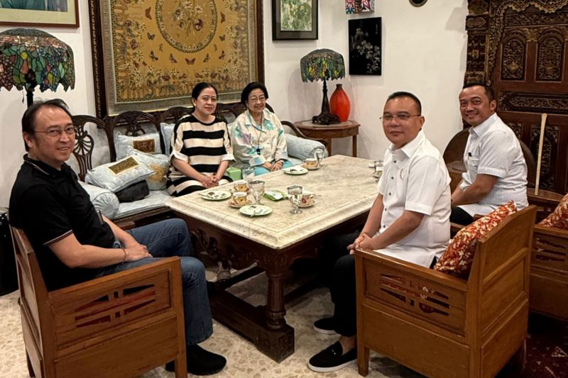 Kasus Hasto Kristiyanto kembali jadi sorotan setelah DPR menyetujui amnesti. Usai putusan, Sufmi Dasco unggah foto pertemuan hangat bersama Megawati dan para petinggi PDIP, beri pesan persatuan.