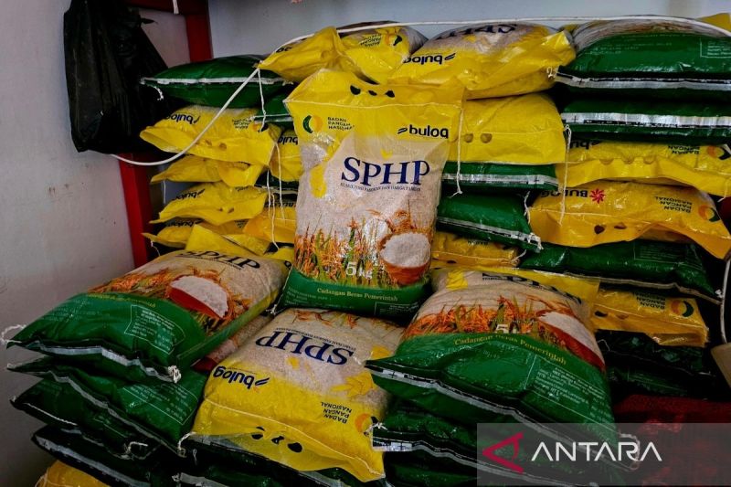 Stok beras di Natuna jadi simbol kepedulian negara terhadap masyarakat perbatasan. Bulog Natuna menyiapkan 1.300 ton beras untuk menjaga ketahanan pangan dan membantu keluarga tetap memasak meski hidup di ujung negeri.