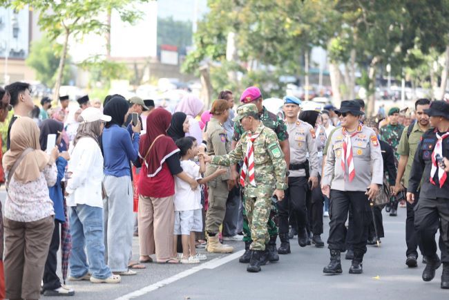 Pawai Pembangunan Batam 2025 menghadirkan warna-warni budaya, kreativitas kendaraan hias, dan semangat kebangsaan yang menyatukan warga dari berbagai latar belakang.