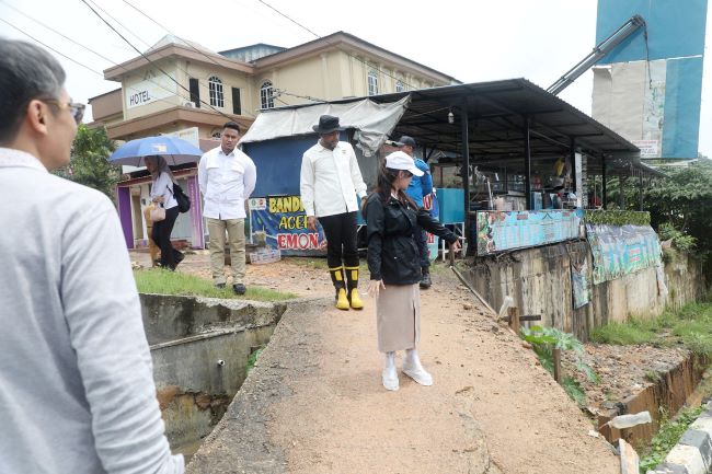 Wakil Wali Kota Batam, Li Claudia Chandra, turun langsung meninjau longsor Bengkong, menegaskan langkah cepat penanganan, penertiban lahan, dan komitmen melindungi warga dari bencana.