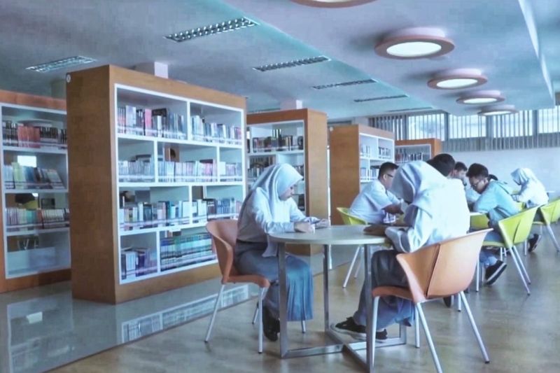 Perpustakaan Provinsi Kepri, Raja Muhammad Yusuf Al-Ahmadi, berhasil mempertahankan akreditasi A dari Perpusnas RI. Di balik prestasi ini, tersimpan kisah perjuangan literasi di tengah keterbatasan.