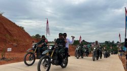 Walikota Batam Amsakar Achmad menyaksikan warganya tersenyum lega setelah jalan 1,5 km dari program TMMD Ke-125 selesai dibangun. Jalan baru ini membuka akses, memperkecil kesenjangan, dan menghadirkan kebahagiaan bagi 400 jiwa di Kavling Sambau IV