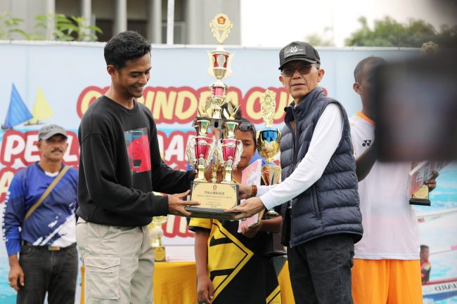 Lomba Perahu Layar Batam 2025 meriahkan HUT ke-80 RI di Belakang Padang. Perlombaan ini tak hanya seru, tetapi juga melestarikan budaya maritim dan mempererat persatuan warga pesisir.