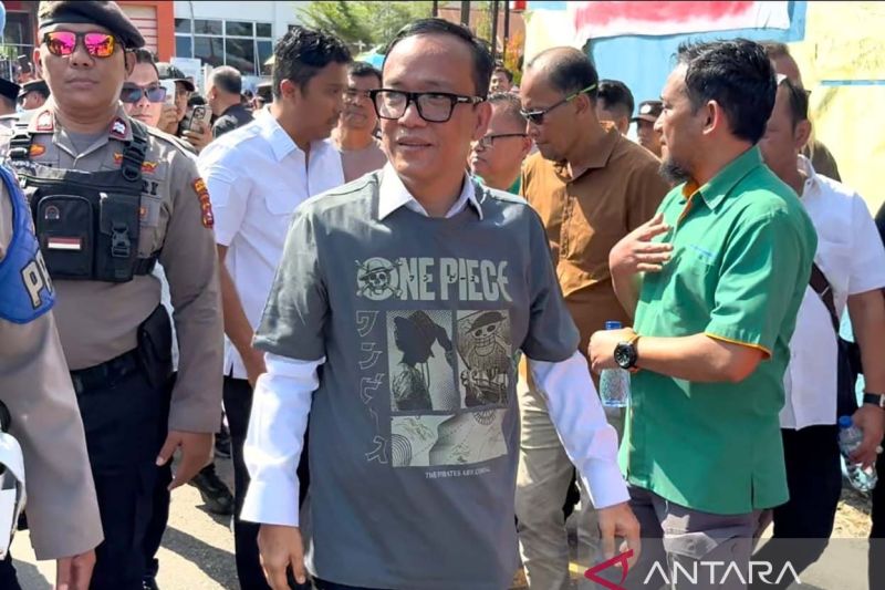Profile Wamenaker Immanuel Ebenezer Gerungan mengungkap perjalanan dari relawan Jokowi Mania, komisaris BUMN, hingga politisi Gerindra. Aktivis vokal ini dikenal penuh kontroversi dengan harta kekayaan miliaran rupiah.