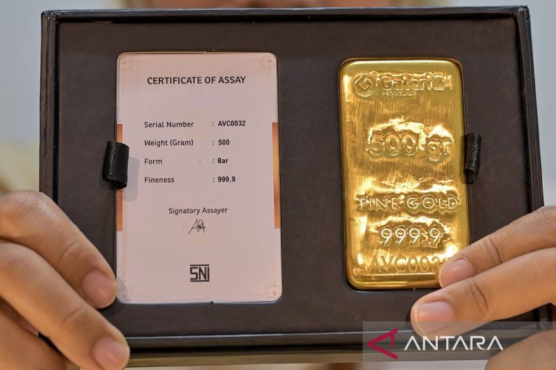 Harga emas hari ini kembali naik untuk tiga produk logam mulia, yakni Antam, UBS, dan Galeri24. Kenaikan membuat emas Antam menembus Rp2,19 juta per gram, sementara UBS dan Galeri24 juga ikut terkerek.