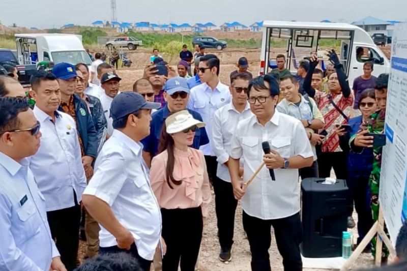 Pembangunan tiga Kampung Nelayan Merah Putih Batam ditargetkan selesai akhir 2025. Berlokasi di Tanjung Banun, Sekanak Raya, dan Pulau Kasu, kampung nelayan ini akan dilengkapi SPBU, gudang beku, pabrik es, hingga area pengolahan hasil laut.