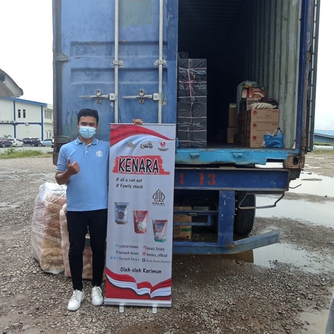 Proses bongkar-muat Kerupuk Ikan dan Udang Kenara ke kontainer yang akan diekspor ke Singapura dan Johor, Malaysia. (f-ist)