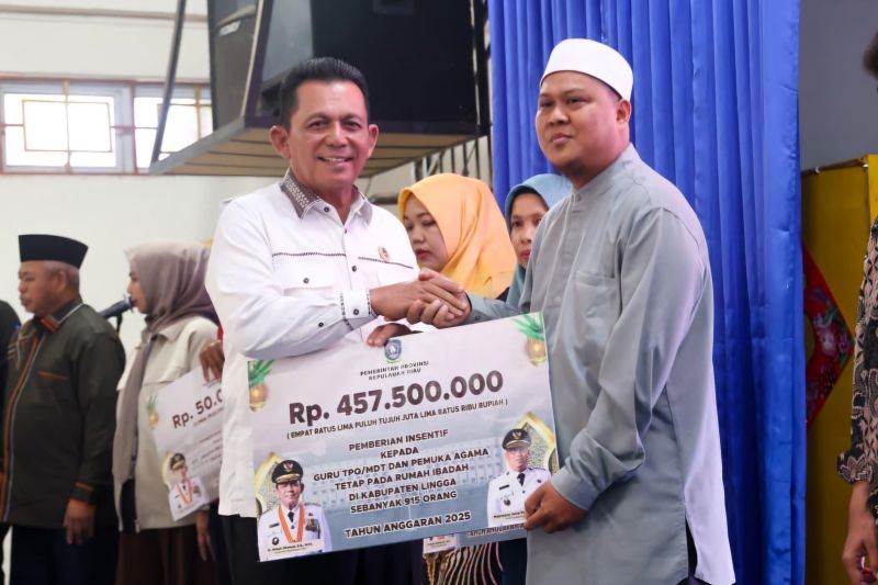 Bantuan Sosial Pemprov Kepri disalurkan untuk masyarakat Lingga, mencakup nelayan, petani, mahasiswa, guru, hingga tokoh agama. Program ini wujud nyata komitmen pembangunan inklusif.