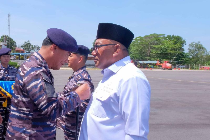 Walikota Tanjungpinang Lis Darmansyah menerima brevet kehormatan penerbangan dari TNI AL di Lanudal Tanjungpinang