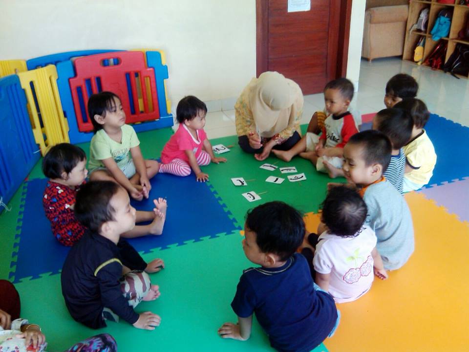 BKKBN Kepri menghadirkan Taman Asuh Sayang Anak (Tamasya), tempat penitipan anak yang membantu ibu bekerja tanpa meninggalkan tanggung jawab pengasuhan. Dengan 35 titik di seluruh Kepri, program ini menjadi solusi nyata bagi keseimbangan keluarga dan produktivitas ekonomi.