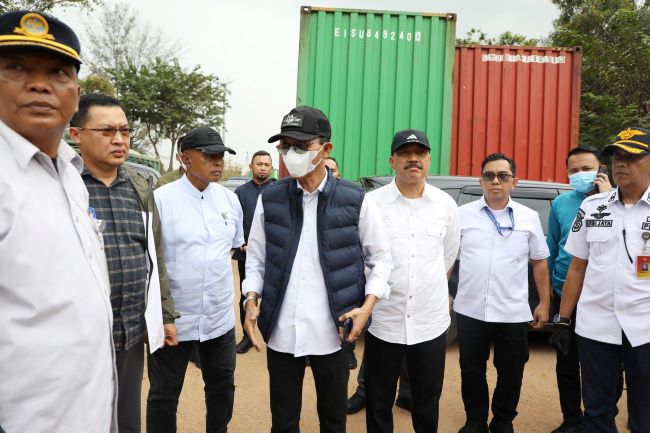 Wali Kota Batam, Amsakar Achmad, meninjau langsung parkir kontainer di Jalan Yos Sudarso, Batu Ampar. Pemerintah Kota dan BP Batam akan menertibkan area tersebut demi keselamatan pengguna jalan dan menjaga citra Batam sebagai hub logistik internasional.