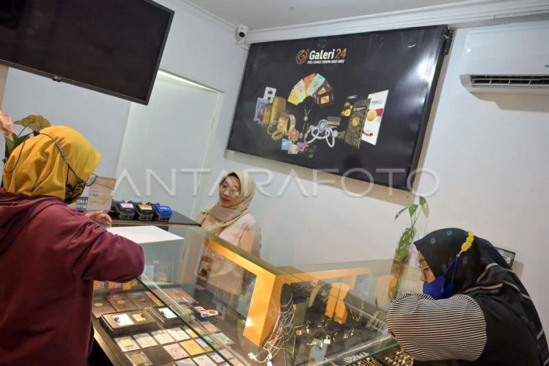 Harga emas hari ini stabil untuk Antam, UBS, dan Galeri24. Emas Antam Rp2.340.000/gram, UBS Rp2.275.000/gram, dan Galeri24 Rp2.230.000/gram. Cek daftar harga lengkap semua ukuran di sini.