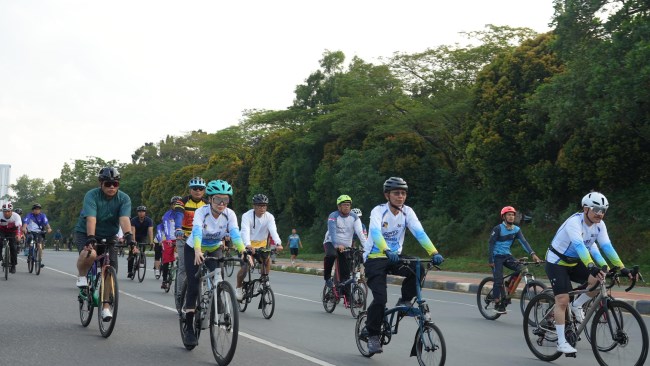 Ribuan pesepeda meramaikan acara “Gowes Bersama BP Batam” dalam rangka Hari Bhakti BP Batam ke-54. Kegiatan ini menjadi ajang mempererat kebersamaan sekaligus menumbuhkan semangat hidup sehat di Kota Batam.