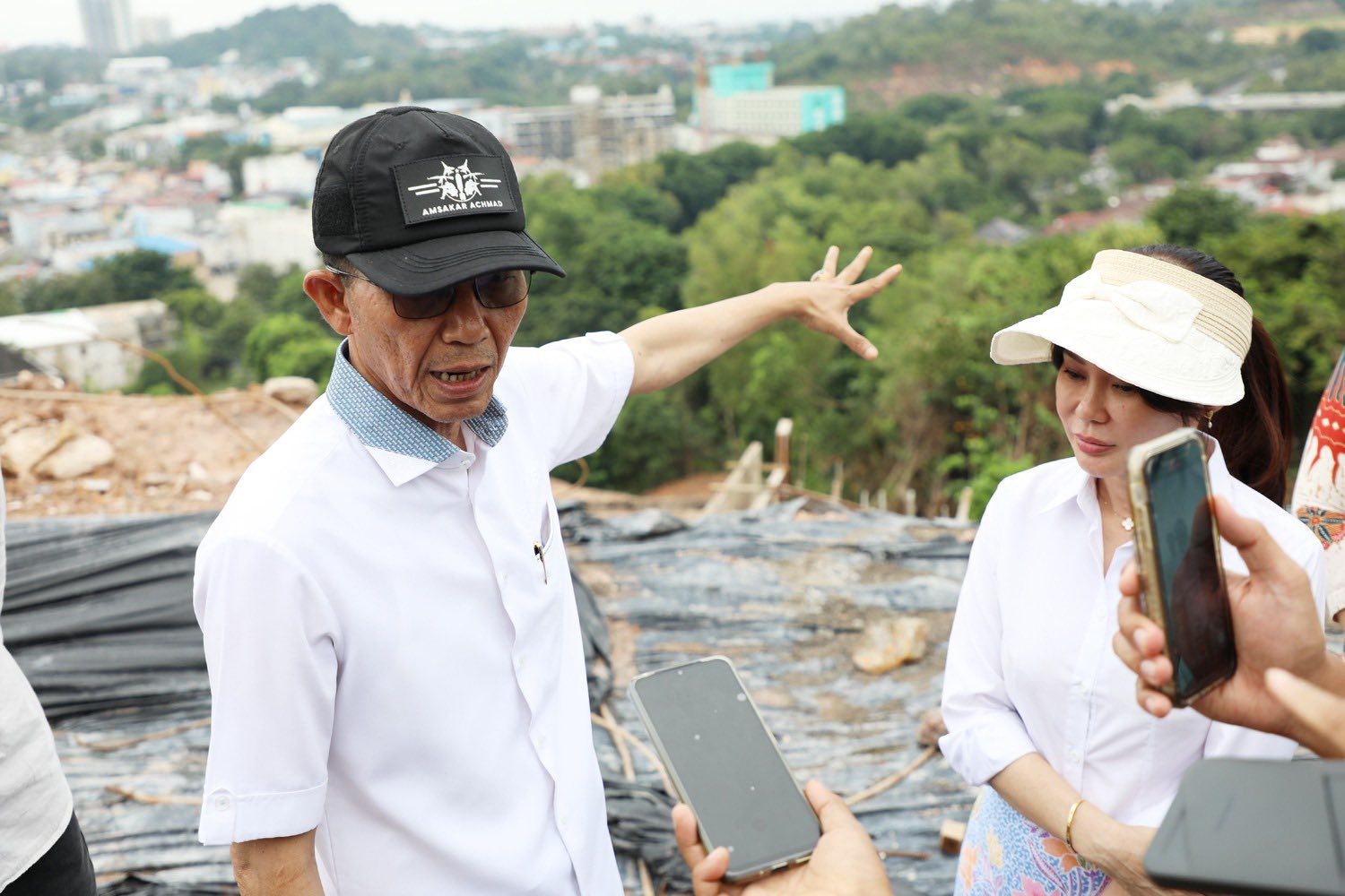 Pemerintah Kota Batam di bawah Walikota DR H. Amsakar Achmad dan Wakil Walikota Li Claudia Chandra meluncurkan 15 Program Prioritas Kota Batam untuk memperbaiki layanan dasar