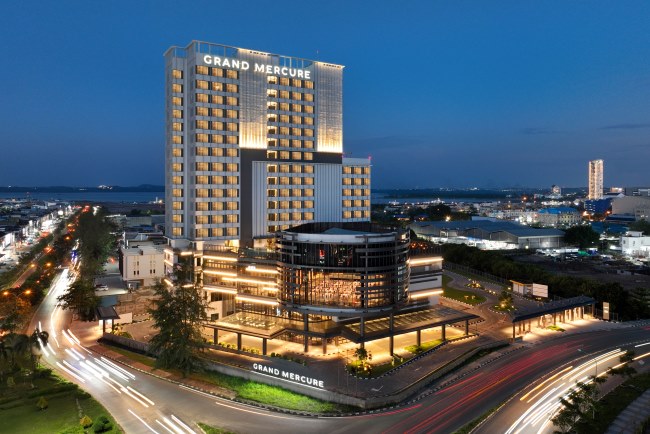 Rayakan malam tahun baru penuh warna di Grand Mercure Batam Centre dengan tema “Viva La Vida Countdown”. Nikmati gala dinner, hiburan Latin, dan paket menginap eksklusif bersama Accor Hotels.