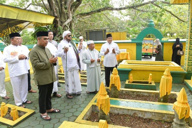 Habib Syech dan Ketua MPR-RI ke Pulau Penyengat bersama Gubernur Ansar dan Ketua MPR RI Ahmad Muzani. Mereka menunaikan Salat Jumat, mendengarkan khutbah Habib Ali, dan berziarah ke situs sejarah Melayu.