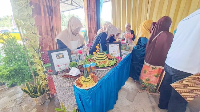 Pawai Budaya Desa Ekang Anculai menghadirkan parade adat, tarian persembahan, dan pameran UMKM sebagai upaya mengangkat produk lokal dan menguatkan identitas budaya masyarakat Bintan.