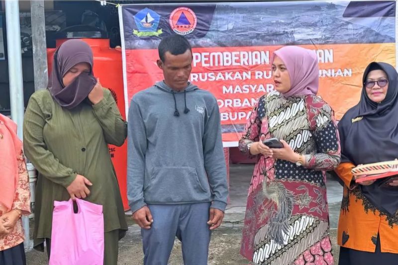 Wakil Bupati Bintan Deby Maryanti didampingi Kepala Pelaksana BPBD Kabupaten Bintan Ramlah saat menyerahkan bantuan uang tunai tersebut kepada korban di Bintan