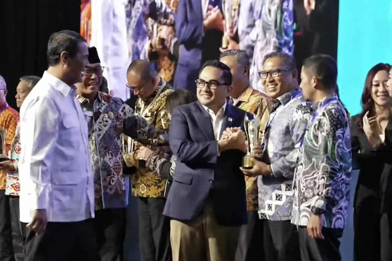 Wakil Gubernur Kepri, Nyanyang Haris Pratamura menerima penghargaan Provinsi Terbaik Pengelolaan Kepegawaian Tingkat Nasional tahun 2025 di Ballroom Hotel Pullman, Jakarta, Rabu (19/11/2025).