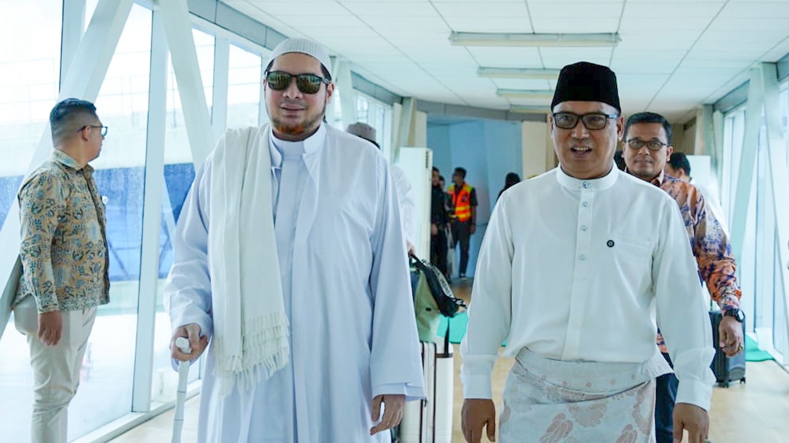 Wagub Kepri Nyanyang Haris Pratamura menyambut kedatangan ulama kharismatikl Habib Jindan bin Novel, di Bandara Raja Haji Fisabilillah (RHF) Tanjungpinang, Jumat (14/11/2025)