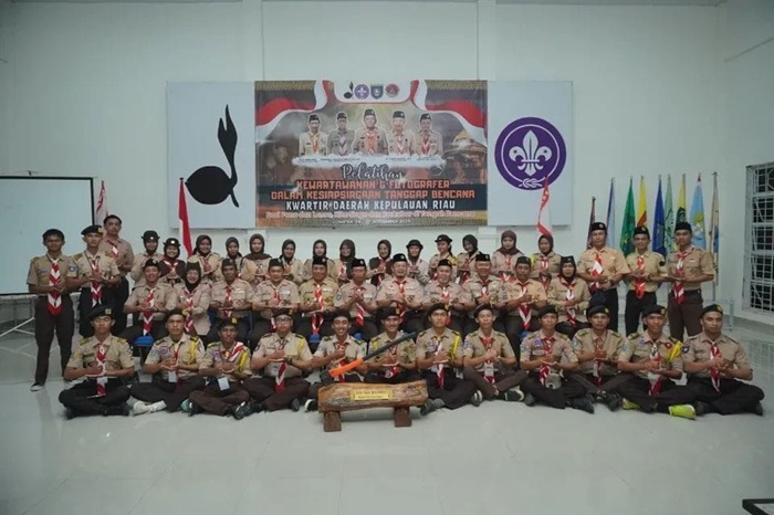 Kwarcab Lingga mengirim utusan ke Pelatihan Kewartawanan dan Fotografer Tanggap Bencana Kwarda Kepri 2025 untuk memperkuat kapasitas komunikasi anggota Pramuka dalam situasi darurat.