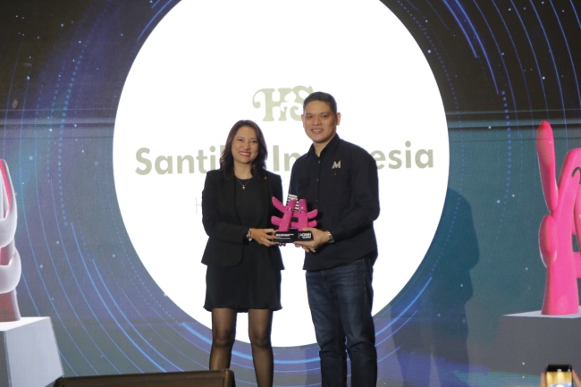 Santika Indonesia Hotels & Resorts meraih penghargaan Marketeers Digital Marketing Heroes 2025 lewat program GM For a Day yang kreatif, edukatif, dan berdampak luas secara digital.