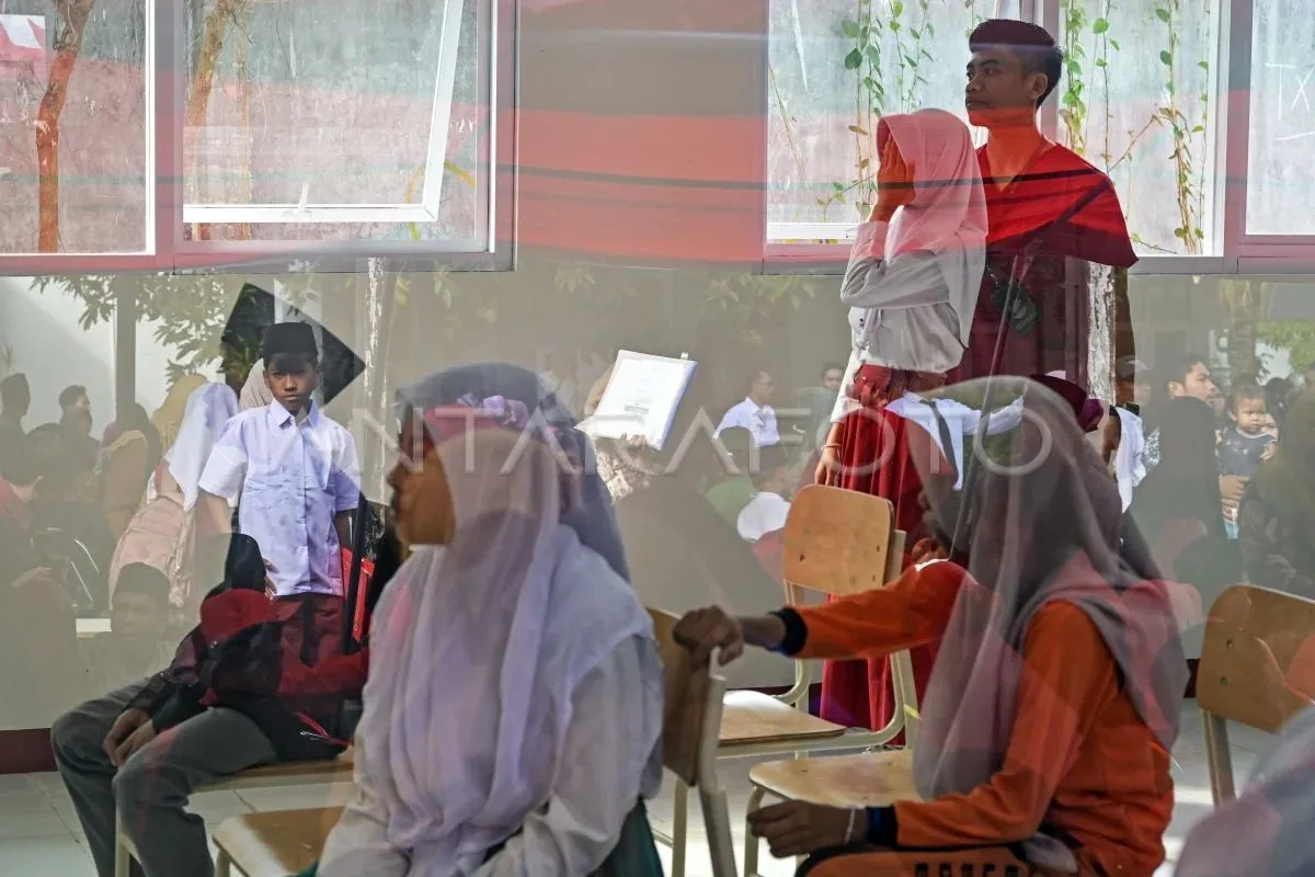 Siswa melakukan tes kesehatan mata di Sekolah Rakyat Menengah Pertama, Sentra Paramita Mataram, Desa Bengkel, Lombok Barat, NTB, Senin (14/7/2025). Berdasarkan data Dinas Sosial Provinsi NTB, dua sekolah rakyat siap beroperasi tahun ini yaitu Sentra Paramita Mataram yang akan menampung sebanyak 100 siswa atau empat rombongan belajar (rombel) terdiri dari 50 laki-laki dan 50 perempuan jenjang pendidikan Sekolah Menengah Pertama (SMP) dan sekolah rakyat Eks Akper Selong Lombok Timur menampung sebanyak 125 siswa atau lima rombel, terdiri dari 65 laki-laki dan 60 perempuan jenjang pendidikan Sekolah Menengah Atas (SMA). (ANTARA FOTO/Ahmad Subaidi/rwa.)