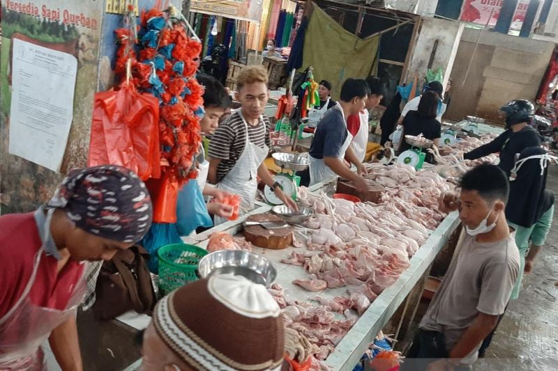 Operasi Pasar di Tanjungpinang digelar empat hari untuk mengatasi kelangkaan ayam pedaging jelang Natal 2025 dan Tahun Baru 2026.