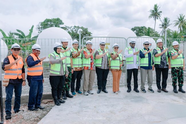 Direktur Utama Telkom Dian Siswarini, Komisaris Telkom Rizal Mallarangeng, Direktur Utama Telkomsat Lukman Hakim Abd Rauf, dan EVP Telkom Regional V Amin Soebagyo saat acara peresmian Community Gateway di Stasiun Bumi Merauke, Kabupaten Merauke, Papua Selatan pada Jumat (5/11).