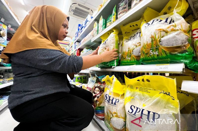Beras Batam tetap terkendali sepanjang 2025 berkat Program SPHP Bulog yang merealisasikan penjualan 1.386 ton di Batam dan Karimun.
